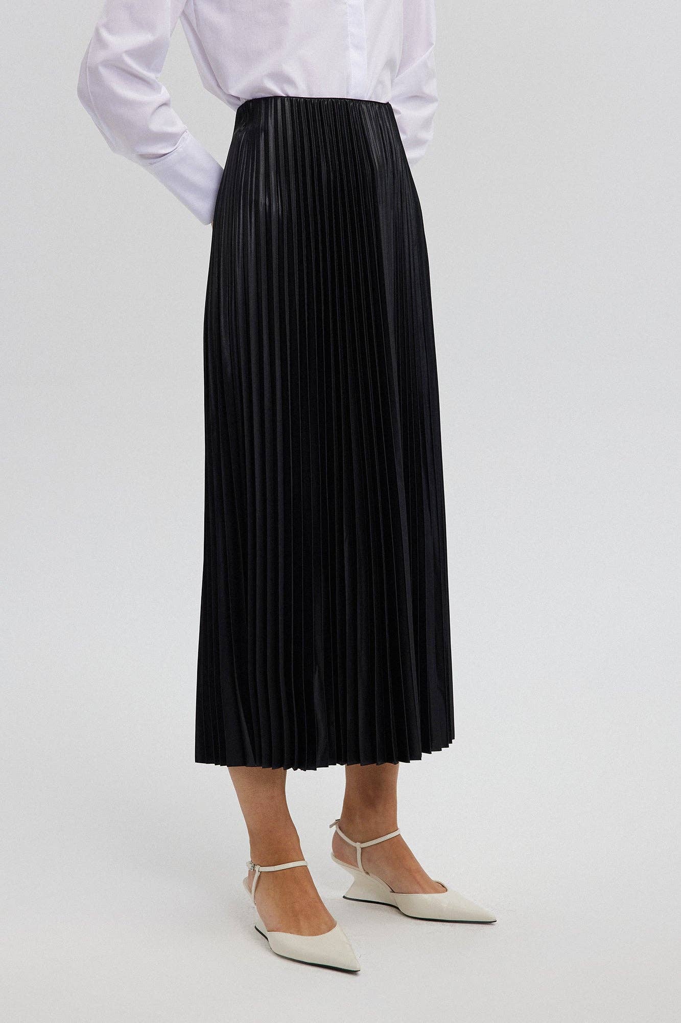 High-Waist Pleated Maxi Skirt – Elegant Flowy A-Line Skirt
