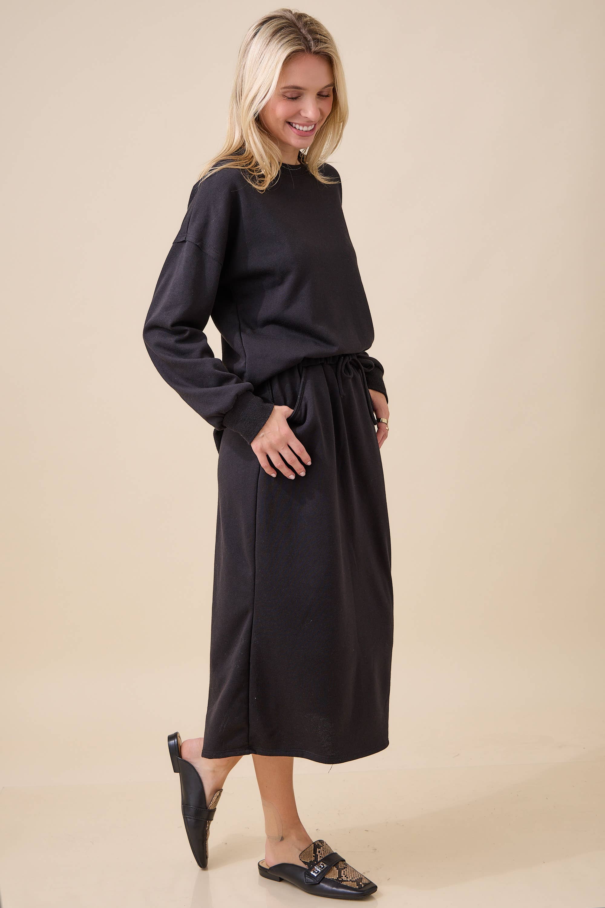 WOMEN'S SOLID SOFT KNIT SKIRT WITH POCKETS-PART OF SET