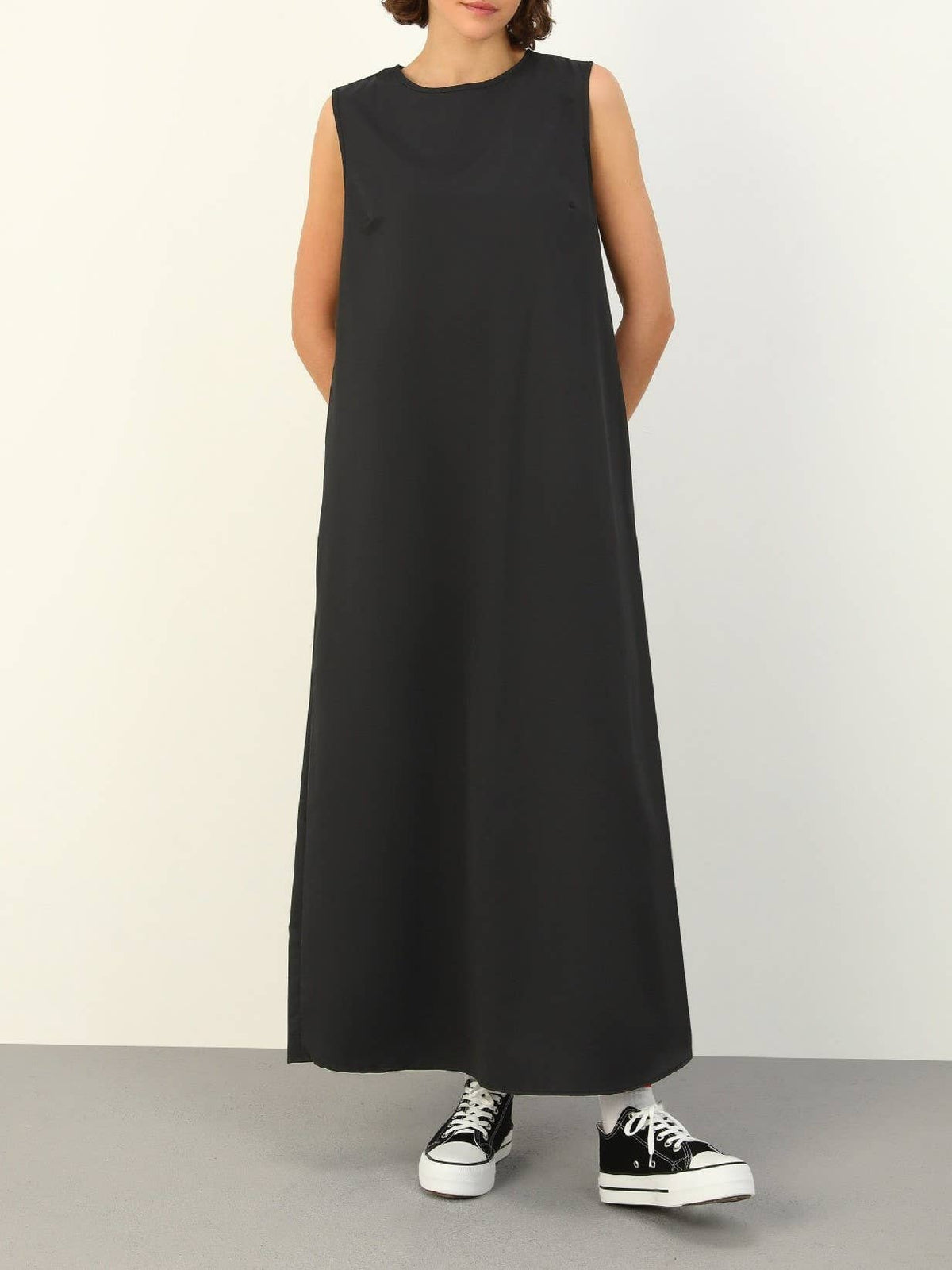 Effortless plain round neck sleeveless maxi swing dress