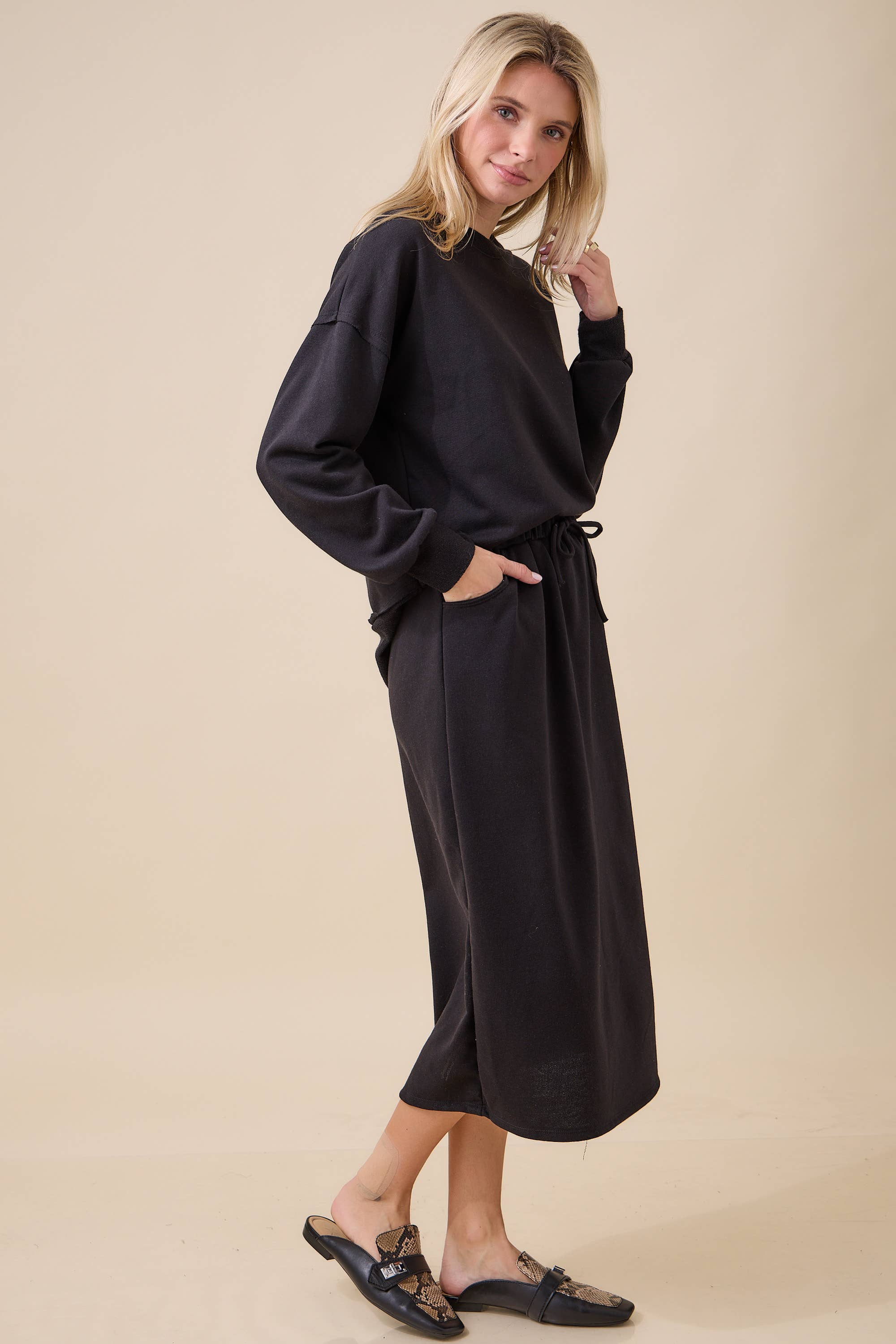 WOMEN'S SOLID SOFT KNIT SKIRT WITH POCKETS-PART OF SET