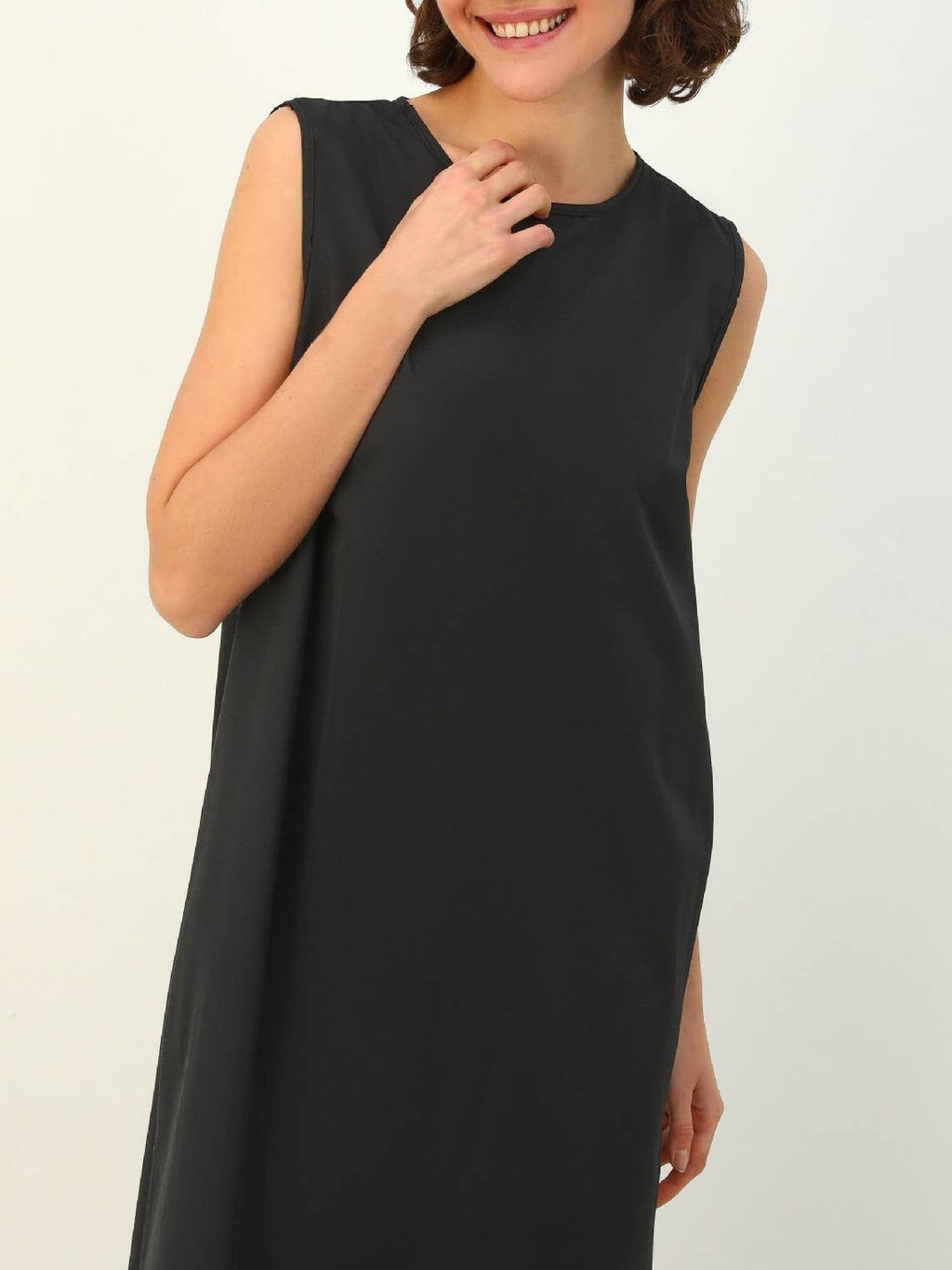Effortless plain round neck sleeveless maxi swing dress
