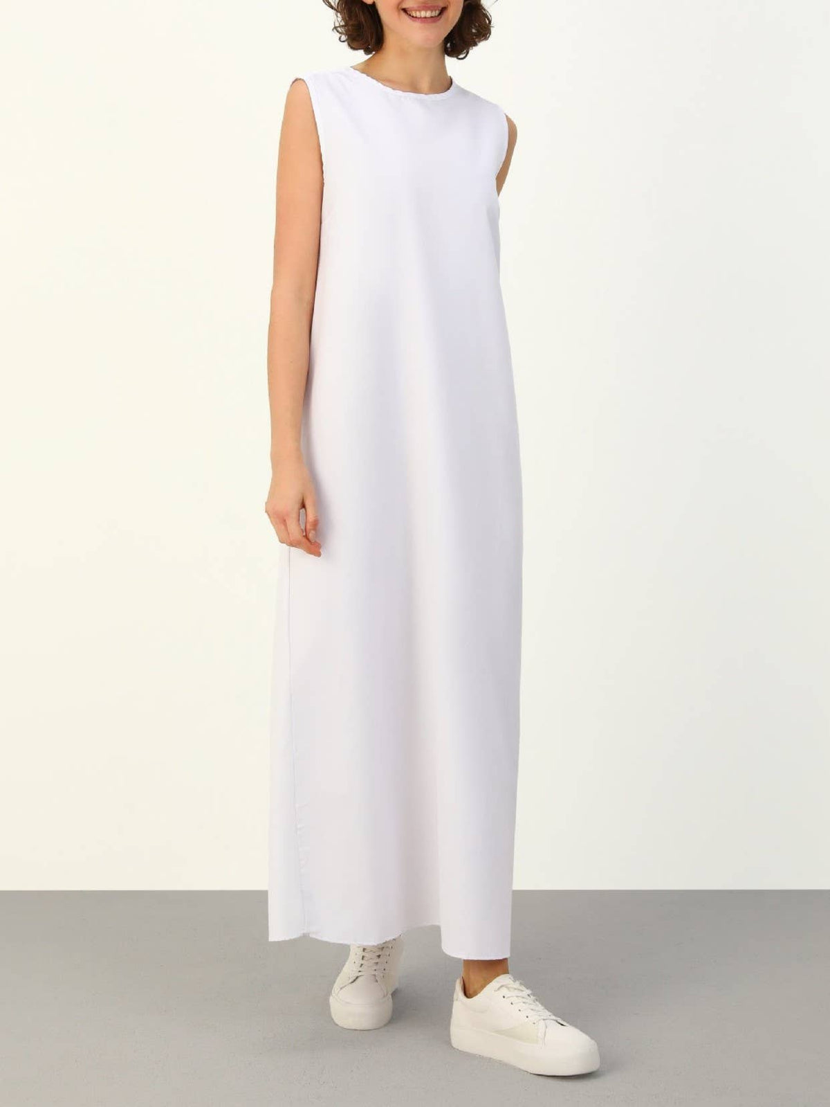Effortless plain round neck sleeveless maxi swing dress
