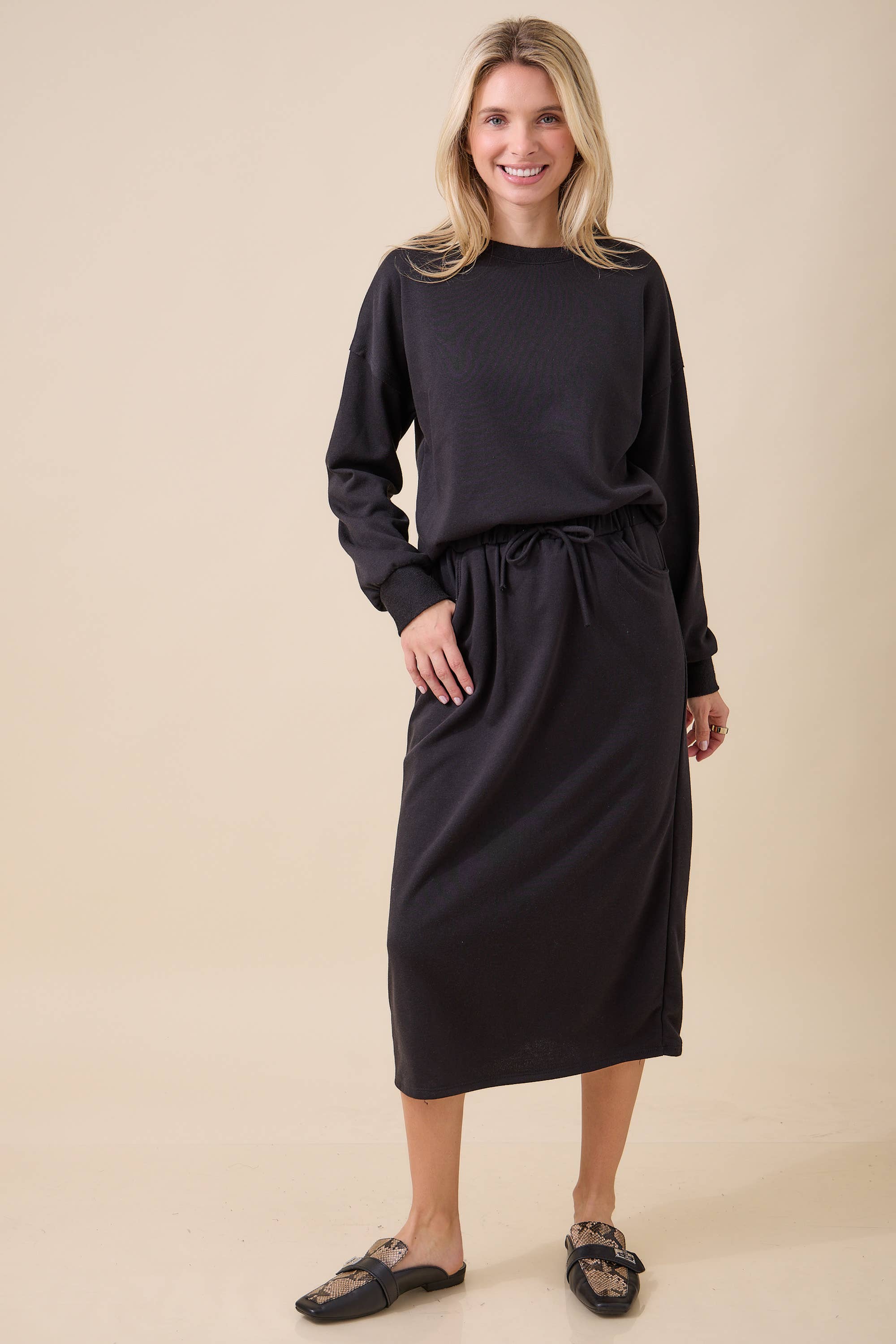 WOMEN'S SOLID SOFT KNIT SKIRT WITH POCKETS-PART OF SET