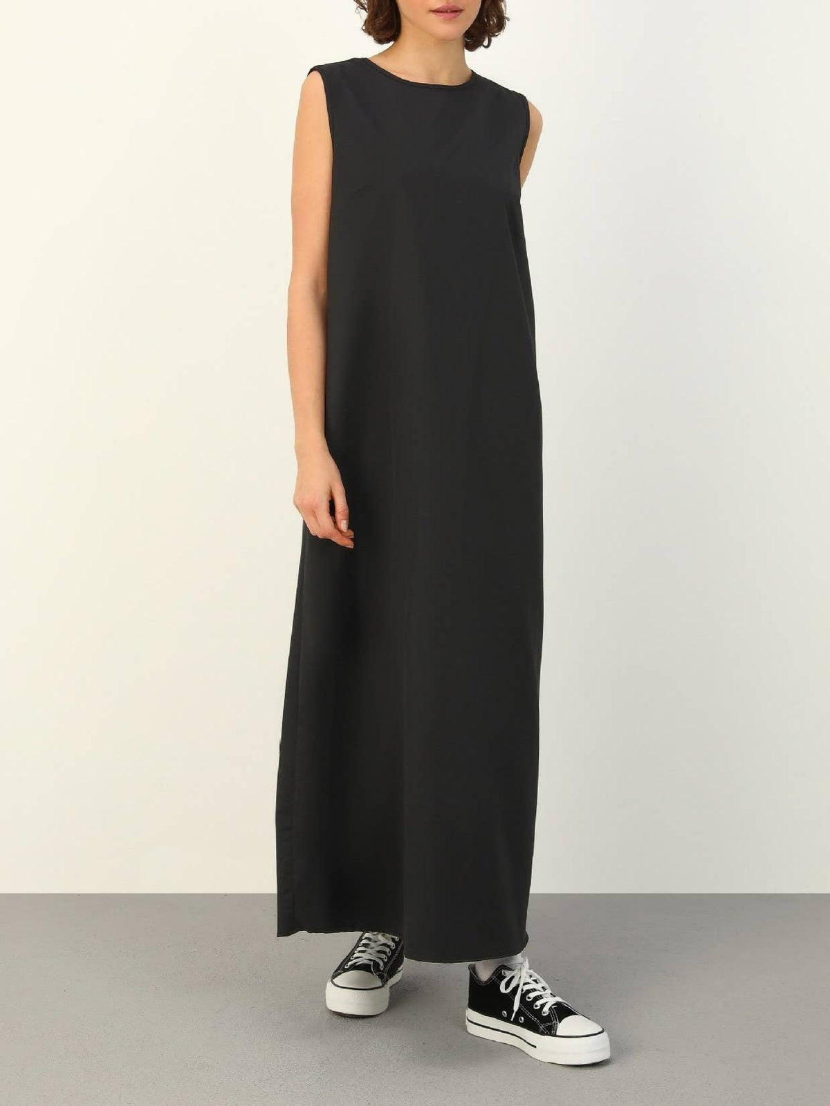 Effortless plain round neck sleeveless maxi swing dress