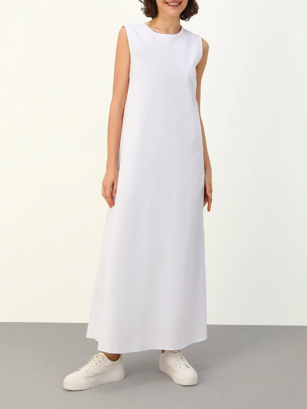 Effortless plain round neck sleeveless maxi swing dress