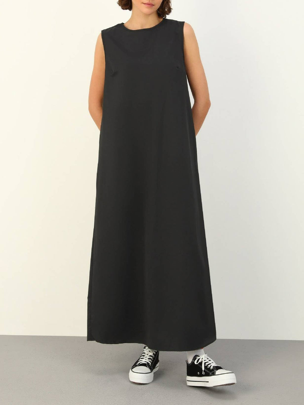 Effortless plain round neck sleeveless maxi swing dress