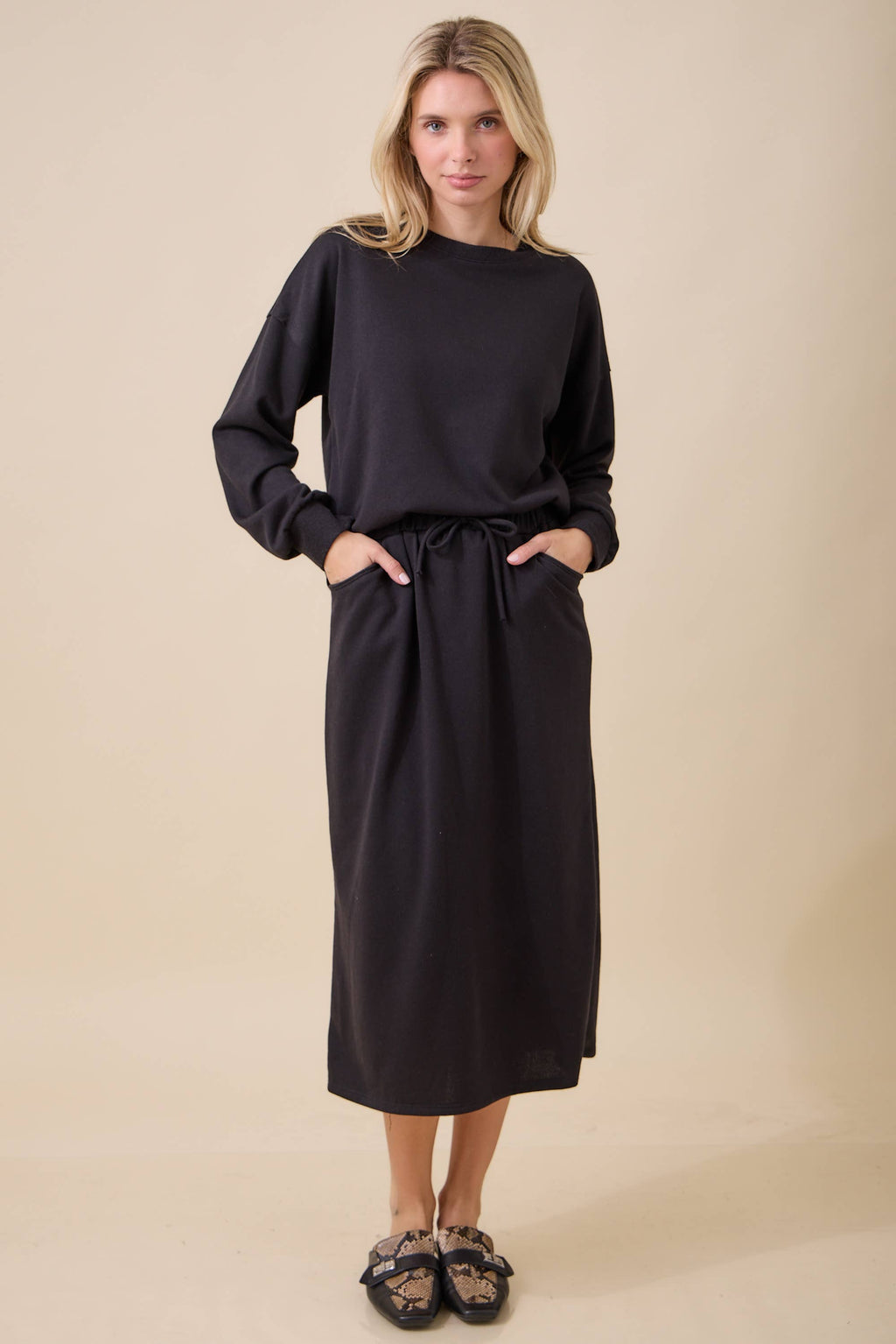 WOMEN'S SOLID SOFT KNIT SKIRT WITH POCKETS-PART OF SET